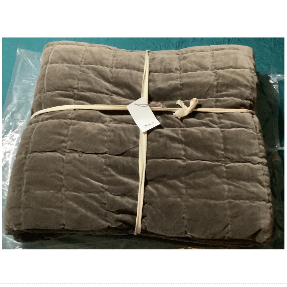 Quince King/Calif King Cotton Velvet Quilt New in package Graystone